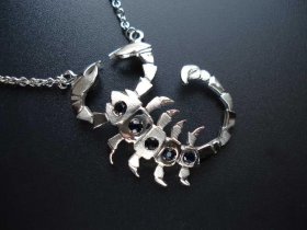 Collier zodiaco scorpione in oro bianco e zaffiri - DESIGN ORAFO E OLTRE...